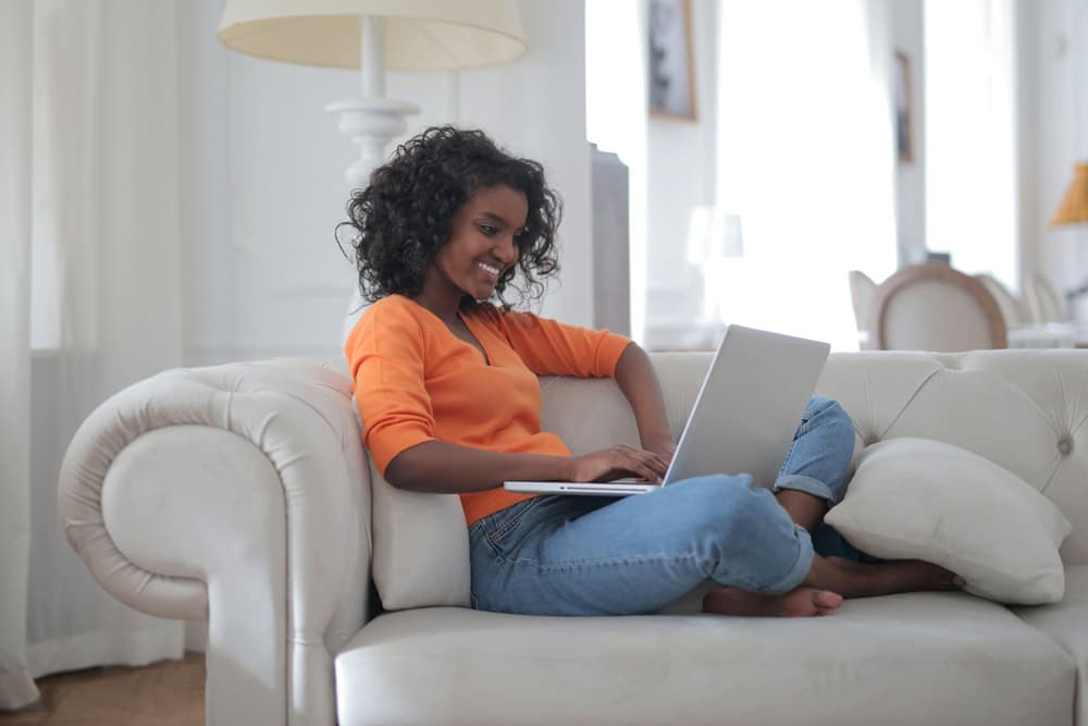 Woman applying for an online cash advance loan